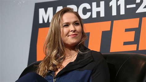 Newsflash: Ronda Rousey loves to walk around the house in the。